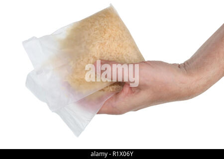 Un homme âgé cook détient deux sacs de riz dans sa main. Gros plan studio isolated on white Banque D'Images