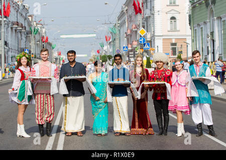 Le Bélarus, la ville de Gomel, le 15 septembre 2018. Maison de ville 24. Central Park. Des personnes de différentes nationalités dans la ville de Gomel sont debout sur Banque D'Images