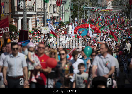 Le Bélarus, la ville de Gomel, le 9 mai 2018. Maison de jour de la victoire. Central Park.Beaucoup de gens marcher dans la rue sur le jour de la Victoire Banque D'Images