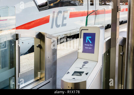 Portes de billets sur une plate-forme installée à Paris Gare de l'Est de contrôler l'accès à un train à grande vitesse ICE de la société allemande Deutsche Bahn. Banque D'Images