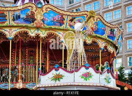 Carousel sur Marché de Noël en hiver sur Alexanderplatz, Berlin, Allemagne. Juste avent la Décoration et stands de produits d'artisanat sur le bazar. Banque D'Images