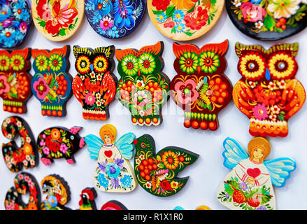 Souvenirs en bois au marché de Noël de Gendarmenmarkt à Berlin, Allemagne en hiver. Juste avent la Décoration et stands de produits d'artisanat sur Bazar. Banque D'Images