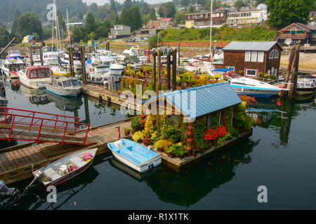 Gibson's Landing, maison flottante, BC, Canada Banque D'Images