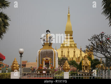 Statue roi Sethathirath et temple Pha That Luang à Vientiane. Laos Banque D'Images