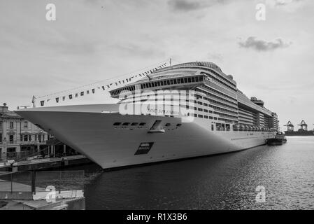 Gênes, Italie - 28 octobre 2017 : MSC Splendida, un navire de croisière appartenant à des croisières MSC amarré dans le port de Gênes (Genova), Ligurie, côte Méditerranéenne, Banque D'Images