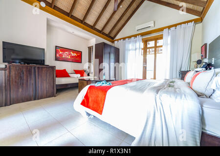 Intérieur de la chambre d'hôtel, chambre king size en bois détente mauvaise et une télévision à écran led. Luxe moderne élégant Banque D'Images