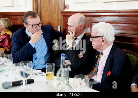 Andrew Morton, Harry Mount, Barry Cryer le déjeuner littéraire Oldie 13/11/18 ; Simpsons sur le Strand, Banque D'Images