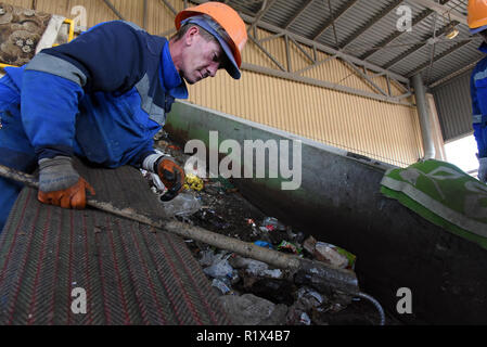 Le tri manuel direct, à l'installation de traitement des déchets mixtes à Astrakhan, Russie Banque D'Images