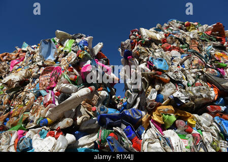 Appuyé sur les déchets en plastique pour le recyclage des cubes à l'installation de traitement des déchets mixtes magasins en Russie. Banque D'Images