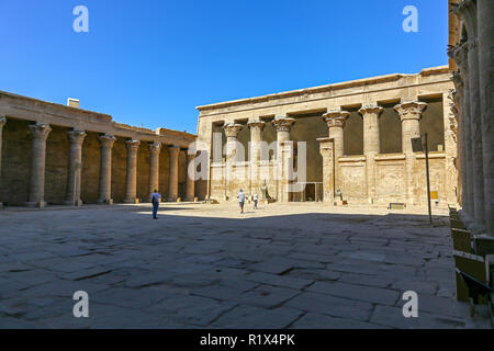 Cour intérieure à l'intérieur du temple d'Edfou, un temple égyptien situé sur la rive ouest du Nil à Edfu, Haute Egypte, l'Afrique du Nord Banque D'Images