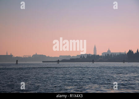 Castello, Venise, Italie, à partir de la lagune du nord avec le campanile de la Chiesa di San Francesco della Vigna dans le crépuscule du soir Banque D'Images