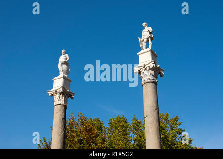 Des statues à l'extrémité sud de l'Alameda de Hercules à Séville, Espagne, Hercules à gauche, Jules César à droite sur colonnes romaines Banque D'Images