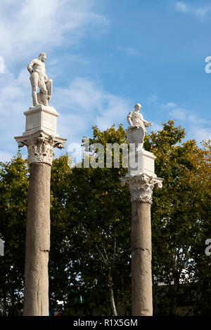 Des statues à l'extrémité sud de l'Alameda de Hercules à Séville, Espagne, Hercules à gauche, Jules César sur le ​Right, à la fois un haut colonnes romaines Banque D'Images