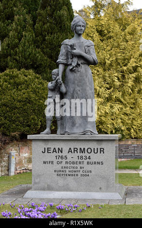 Statue de Robert Burns épouse Jean Armour en dehors de St Michael's churchyard, Dumfries, Dumfries et Galloway, Écosse. Banque D'Images