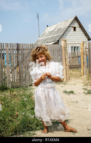 BEREHOVE, UKRAINE - le 10 août 2013 : gitane dans le village ukrainien Berehove dans l'ouest de l'Ukraine Banque D'Images