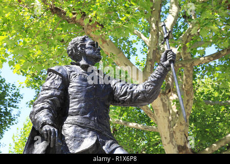 Statue en bronze de l'acteur Laurence Olivier, dans le hameau de film 1948, par le Théâtre National sur la rive sud, à Londres, Royaume-Uni Banque D'Images