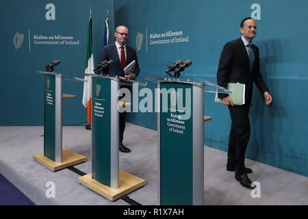 Simon Coveney Tanaiste (à gauche) et Taoiseach Leo Varadkar lors d'une conférence de presse le Brexit à des édifices gouvernementaux à Dublin. Banque D'Images