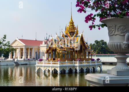 Un pot de fleurs de bougainvilliers roses en face de l'Dhiphya-Asana Aisawan Pavilion à Bang Pa-In Palace, Thaïlande Banque D'Images