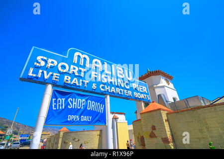 Malibu, California, United States - 7 août 2018 : Malibu Pier historique signe, l'un des plus longs quais de la Californie, sur la Pacific Coast Highway, 11 milles à l'ouest de Santa Monica. Journée ensoleillée, ciel bleu. Banque D'Images