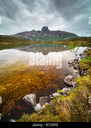 Steigtinden sous les nuages de pluie Mt, en Norvège. Banque D'Images