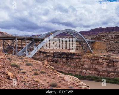 Hite Crossing Bridge sur la rivière Colorado, l'Utah Highway 95, Glen Canyon National Recreation Area, Utah. Banque D'Images