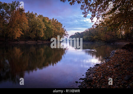 Rivière paisible et sereine avec des reflets du ciel en automne. Beauté naturelle de fond avec l'espace de copie. Banque D'Images