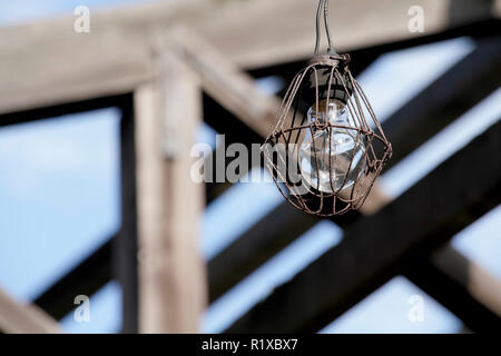 Sale vieille ampoule électrique dans la grange abandonnée Banque D'Images