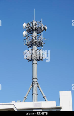 Vue de la tour de communication avec l'antenne contre le ciel bleu Banque D'Images