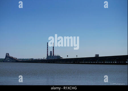 Gov Harry Nice pont sur la rivière Potomac avec power plant en arrière-plan Banque D'Images