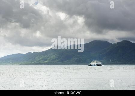 En ferry fret mer tropical mousson sous de gros nuages de tempête tropicale et sur l'île de Koh Chang en Thaïlande horizon Banque D'Images