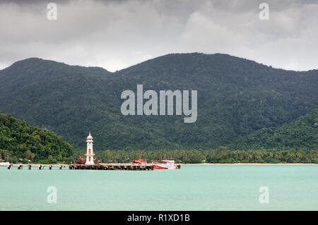 Avec un paysage tropical tropical turquoise blanc, mer phare, bateau de pêche, Bang Bao pier et tropicales de l'île de Koh Chang en Thaïlande sur l'horizon Banque D'Images