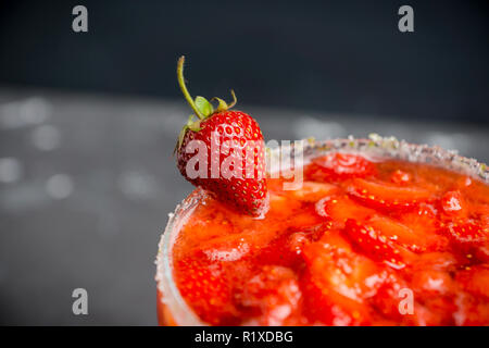 Cocktail de margarita de fraise sur fond de bois. Mise au point sélective. Banque D'Images