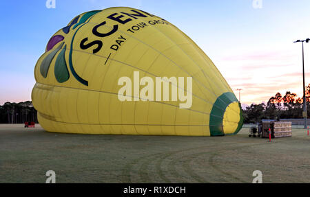 Ballon à air chaud d'être gonflé pour un lever du soleil vol au dessus de la Côte d'Or, dans Queenslamd, Australie Banque D'Images