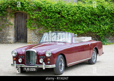 En fait Alvis TD21 DHC Series 1 drophead coupe classic voiture garée dans les Cotswolds, en Angleterre Banque D'Images