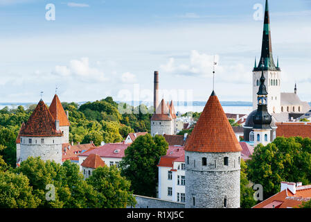 La vieille ville de Tallinn vu depuis un belvédère sur la colline de Toompea. Tallinn, Tartu, Estonie, de comté des États baltes, l'Europe. Banque D'Images