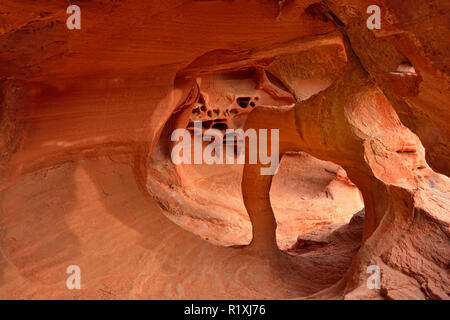 À l'intérieur de Windstone Arch, Vallée de Feu Park, Nevada, USA Banque D'Images