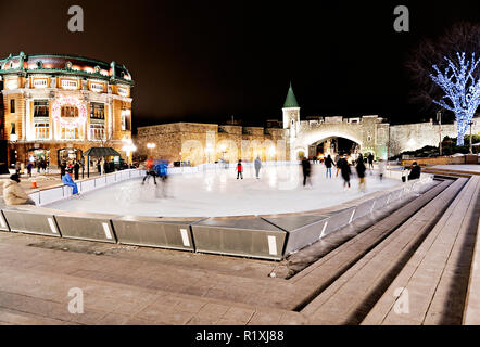 Une soirée patinoire scène de Place d'Youville, Québec Banque D'Images