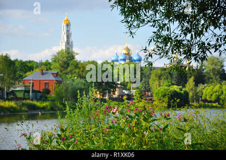 Monastère orthodoxe de la laure de la Trinité Sergiev Kelar Lake desséchés, dans la région de Moscou, Russie Banque D'Images