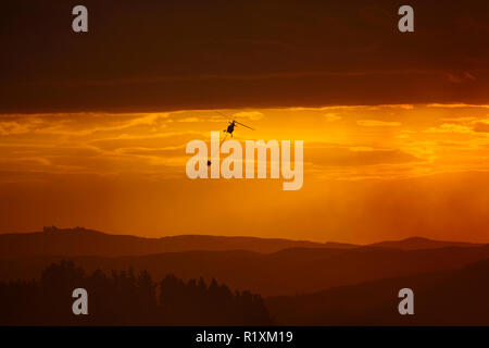 Smokey sunset et combattre le feu de l'hélicoptère à Burnside, Dunedin, île du Sud, Nouvelle-Zélande Banque D'Images