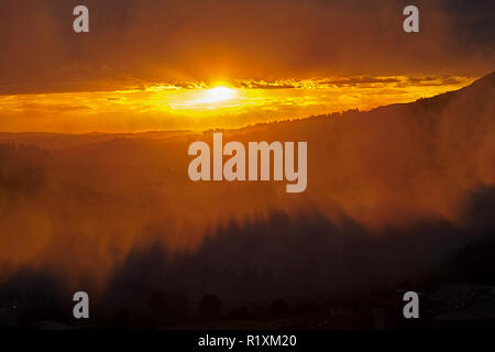 Smokey sunset et combattre le feu de l'hélicoptère à Burnside, Dunedin, île du Sud, Nouvelle-Zélande Banque D'Images