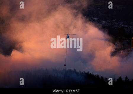 Smokey sunset et combattre le feu de l'hélicoptère à Burnside, Dunedin, île du Sud, Nouvelle-Zélande Banque D'Images