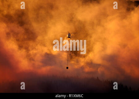 Smokey sunset et combattre le feu de l'hélicoptère à Burnside, Dunedin, île du Sud, Nouvelle-Zélande Banque D'Images