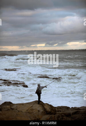 La pêche au large de l'arrêt de phare de Castor à Jamestown Rhode Island Banque D'Images