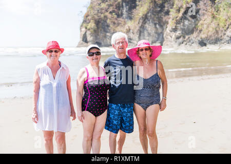 Deux jolis hauts femme mature sur la plage Banque D'Images