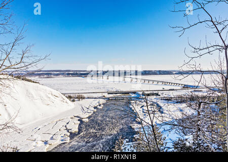 Un long pont suspendu enjambe le fleuve Saint-Laurent entre Montmorency et l'île pittoresque de l'île d'Orléans au Québec, Canada. Banque D'Images