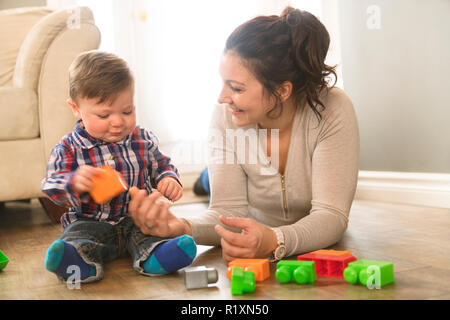 Une mère et son enfant garçon à partir de blocs de construction de jouets à la maison Banque D'Images