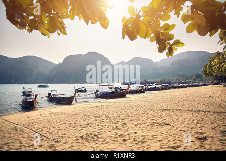 Long Tail boats on tropical beach au magnifique coucher de soleil sur Koh Phi Phi Island, Thaïlande Banque D'Images