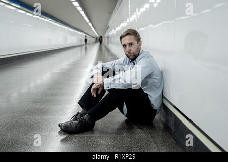 Désespérément triste jeune homme souffrant de la douleur émotionnelle chagrin et de profonde dépression assis seul dans le tunnel du métro en style de vie Stress problèmes de travail f Banque D'Images