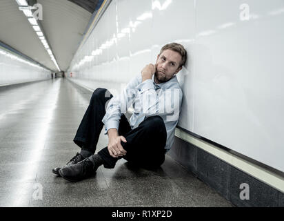 Désespérément triste jeune homme souffrant de la douleur émotionnelle chagrin et de profonde dépression assis seul dans le tunnel du métro en style de vie Stress problèmes de travail f Banque D'Images