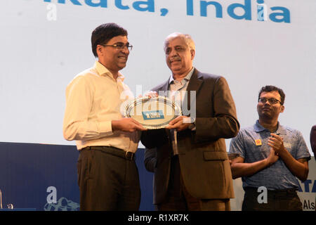 Kolkata, Inde. 14Th Nov, 2018. Grand Maître d'échecs indien Viswanathan Anand a reçu le trophée de champion des blitz à Tata Steel Chess Inde Crédit : Saikat Paul/Pacific Press/Alamy Live News Banque D'Images